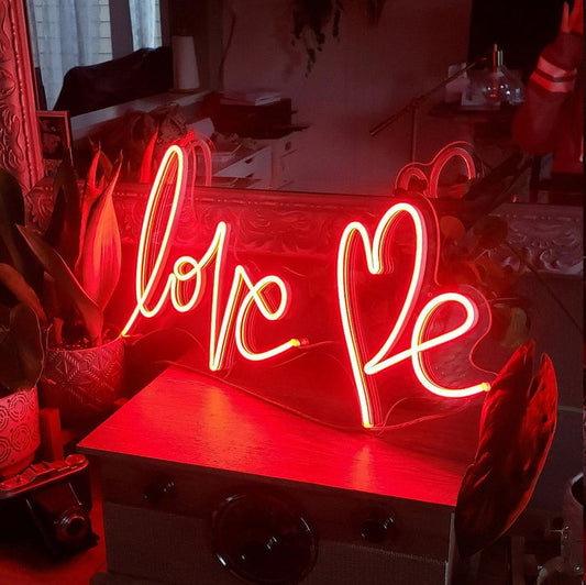 Love Me Neon Yazılı Tabela